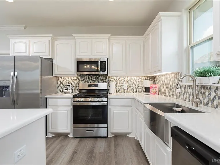 2108 N Sonador Dr — Photo 9
