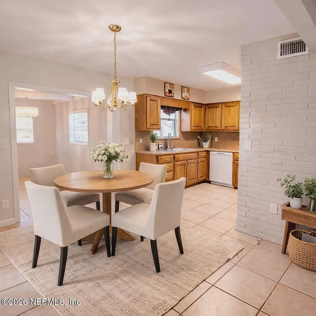 3 bed, 2.5 bath, 1646 sqft, $2,100 — Photo 2