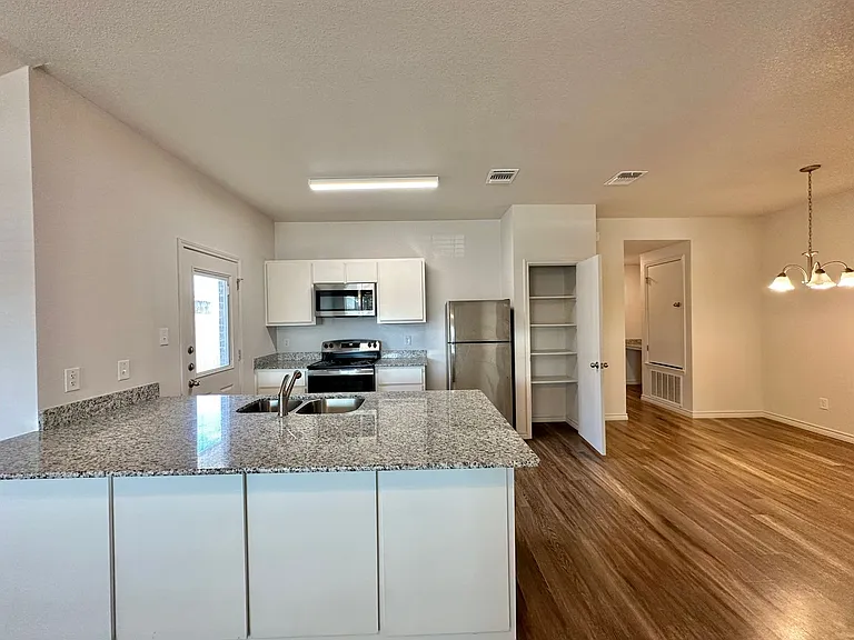1821 Clovis Dr — Photo 4