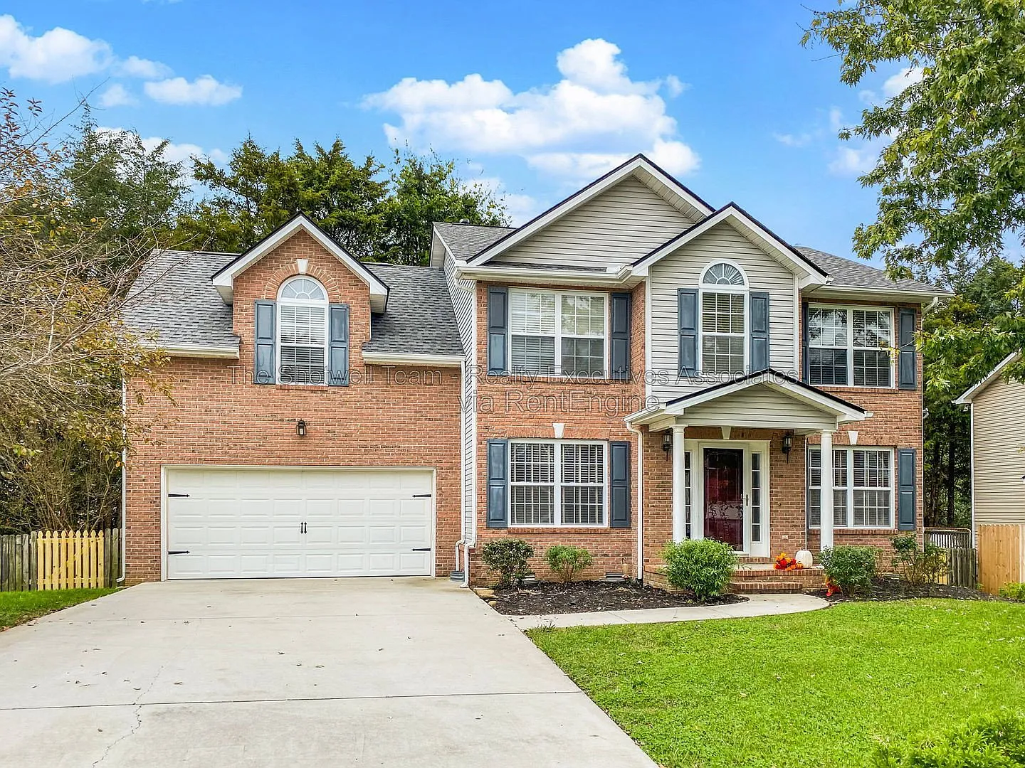 4 bed, 2.5 bath, 1948 sqft, $2,400 — Photo 1