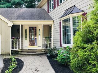 25 Pillings Pond Rd, Lynnfield, MA 01940