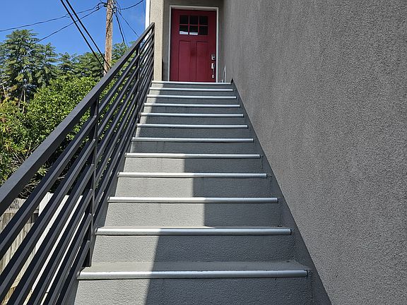 3rd image of 1529 N Pass Ave