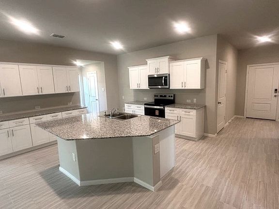 2nd image of 410 Lubbock Dr