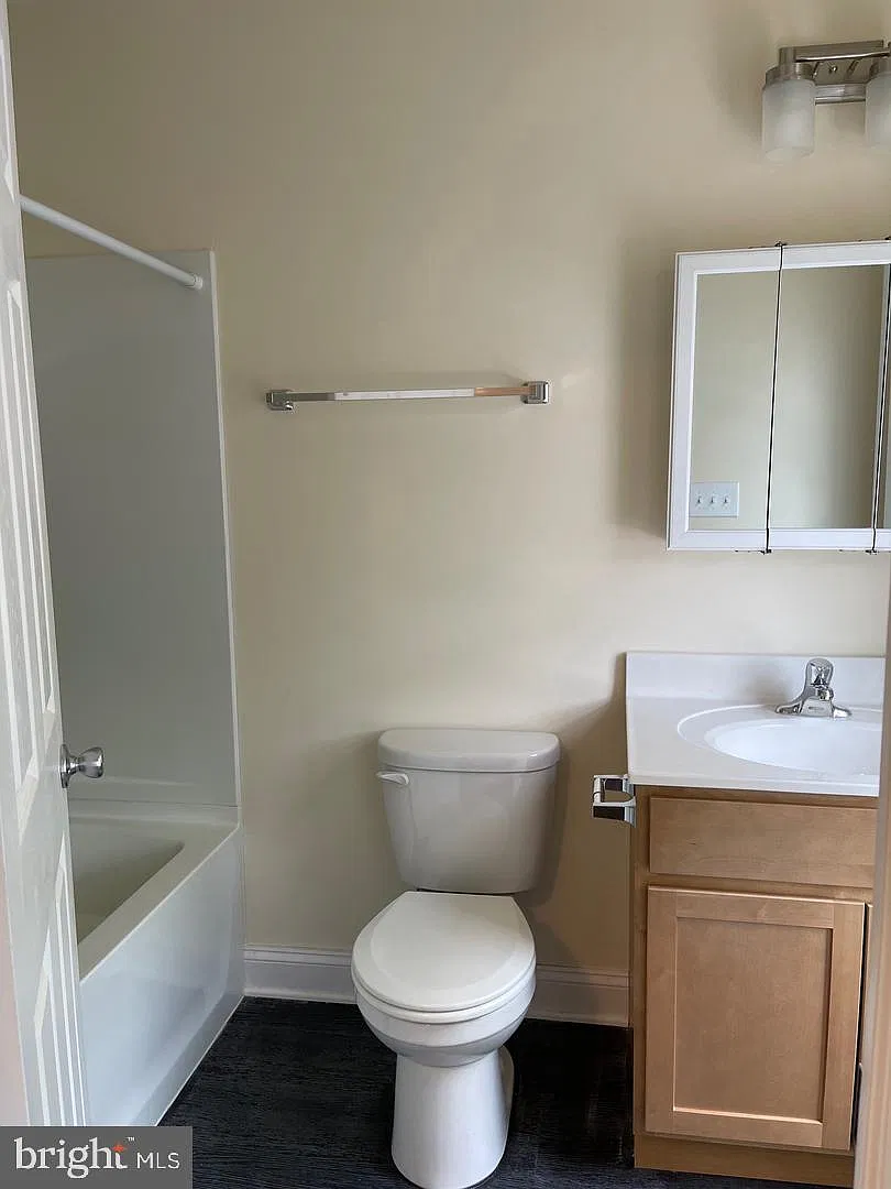 1 bed, 1.0 bath, 800 sqft, $1,055 — Photo 2