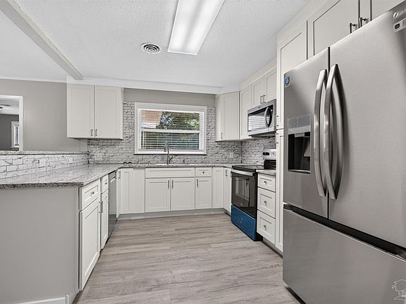 3rd image of 6425 Aspen Ave