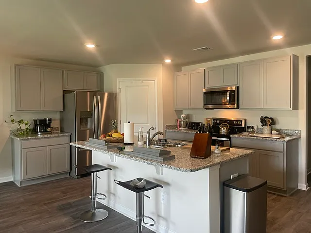4 bed, 1774 sqft, $2,400 — Photo 4