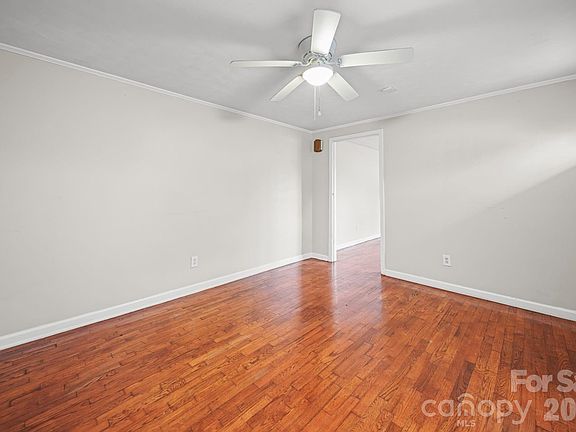 5th image of 213 Crowell Ave