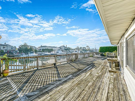 5th image of 2819 Bay Dr