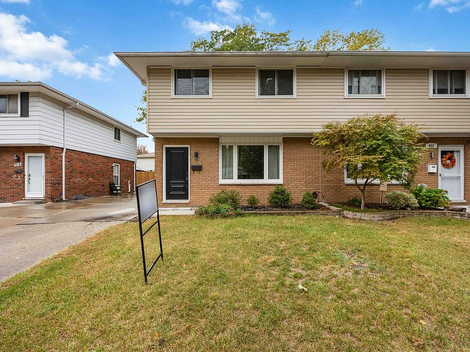 1st image of 920 Assiniboine Cres