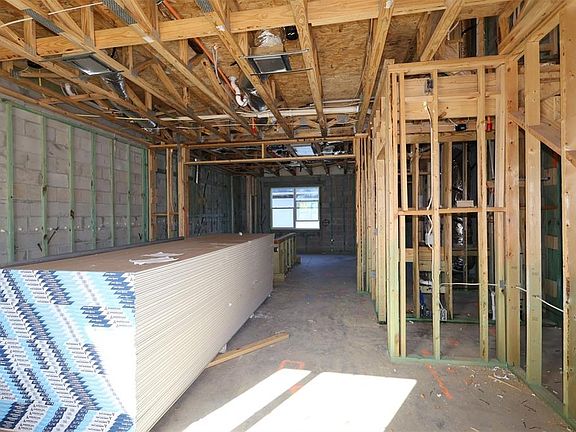 4th image of 414 Lady Palm St