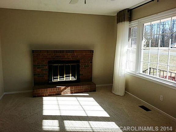 4th image of 811 Honeywood Ln