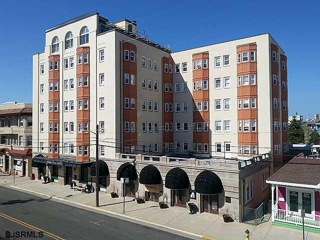 1st image of 805 E 8th St Unit 304