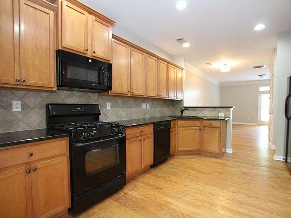 3rd image of 843 Commonwealth Ave SE