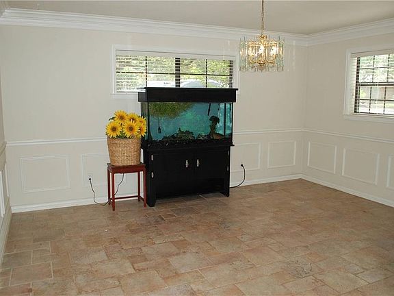 4th image of 832 Patti Dr