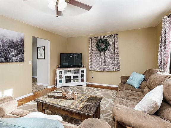 4th image of 2111 Custer Ave