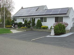 215 Albany Ave, Lindenhurst, NY 11757