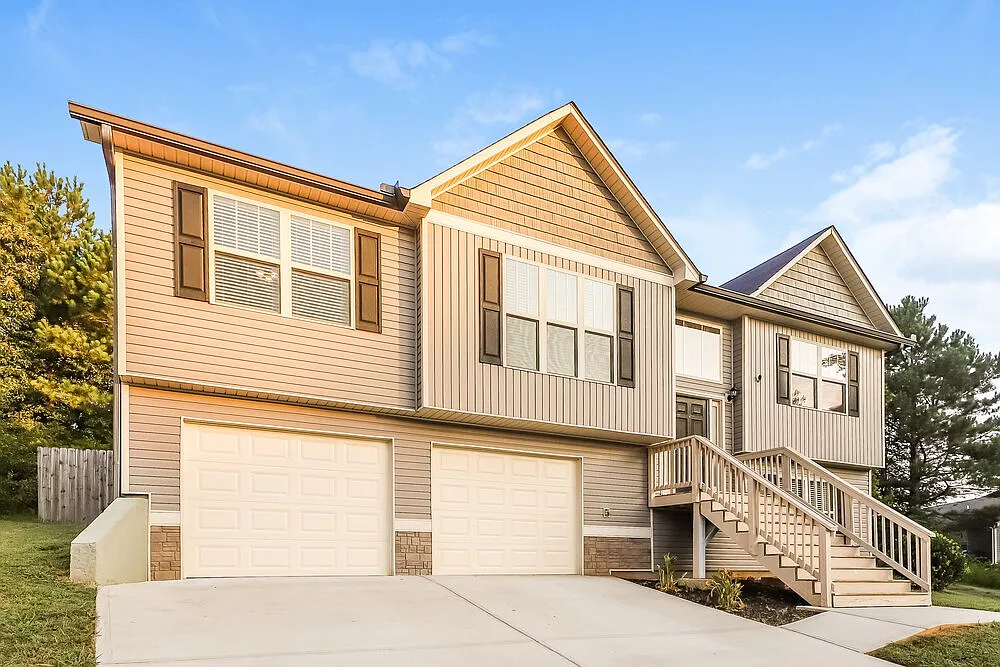 5 bed, 3.0 bath, 2070 sqft, $2,305 — Photo 4