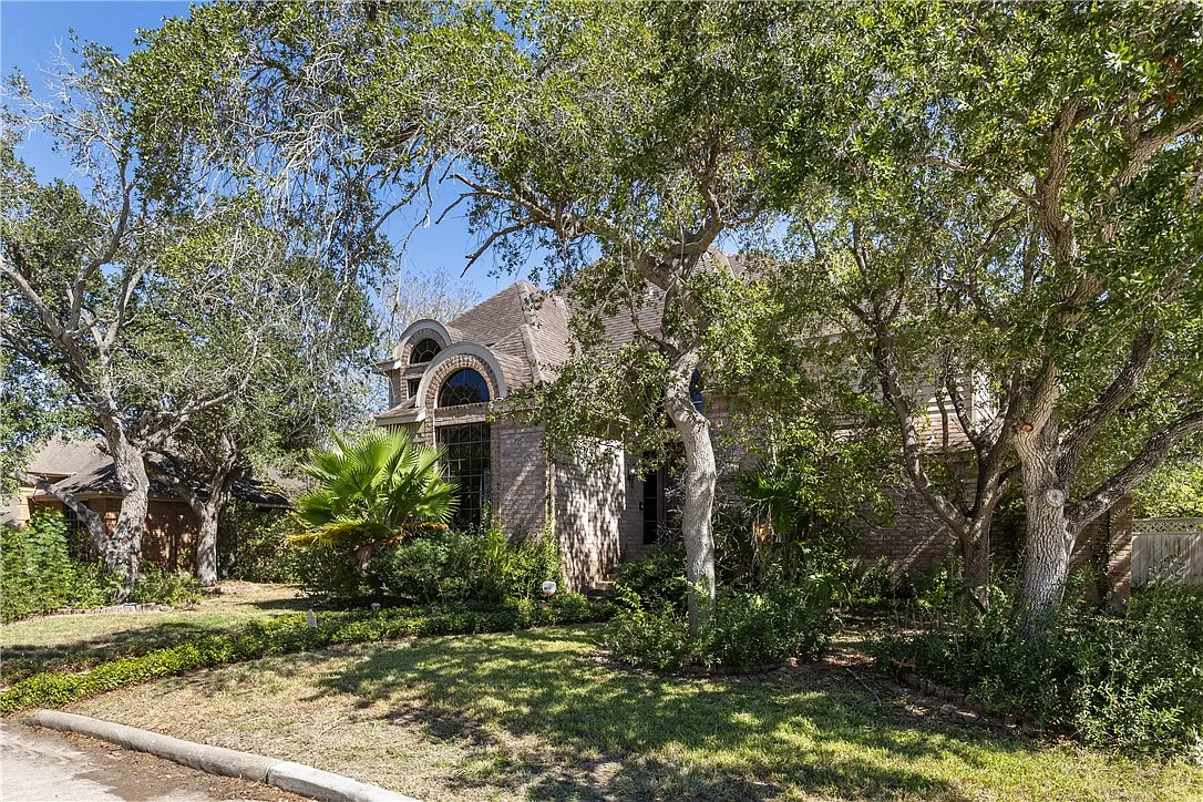 4 bed, 2.5 bath, 2731 sqft, $2,200 — Photo 4