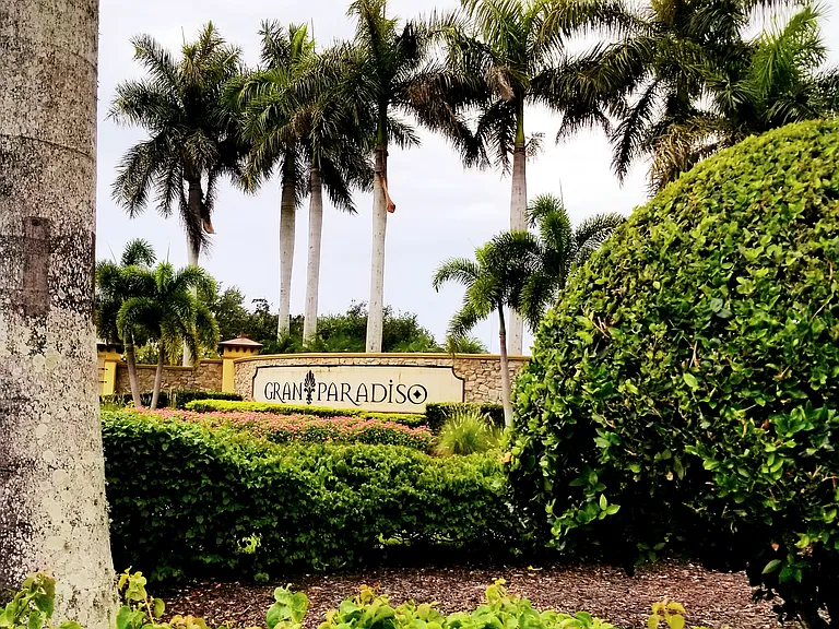 The Gran Paradiso Community is Extraordinarily Beautiful with acres and acres of meticulously manicured Landscapes and many pristine Lakes, and Preserves. Located in the Wellen Prk/West Villages Community.