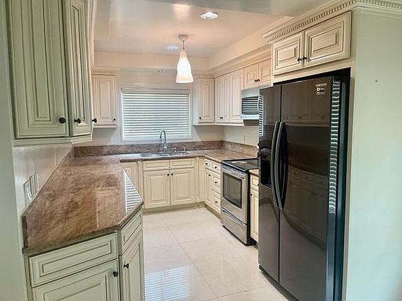 3rd image of 4833 Hazeltine Ave APT 4