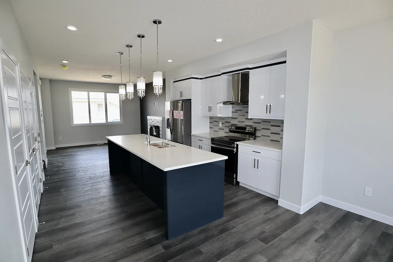 3 Bed 2.5 Bath Double Garage Leduc Top Floor — Photo 2