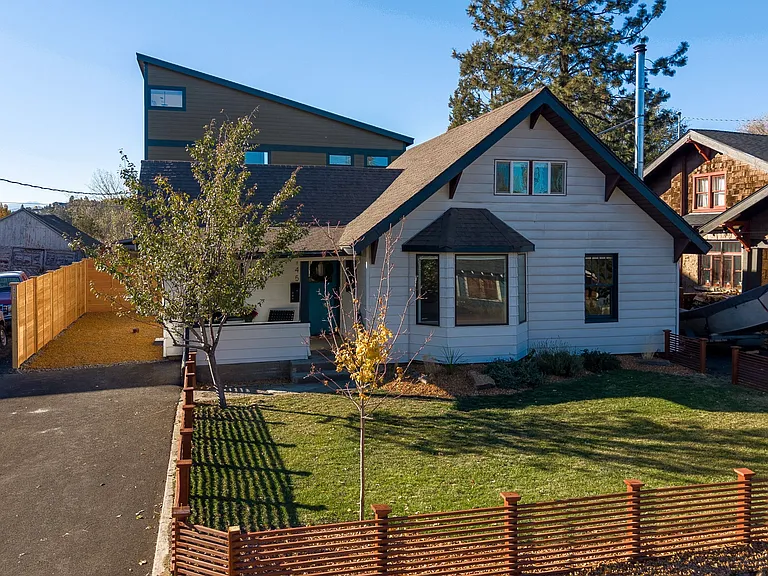 145 NW Jefferson Pl — Photo 4