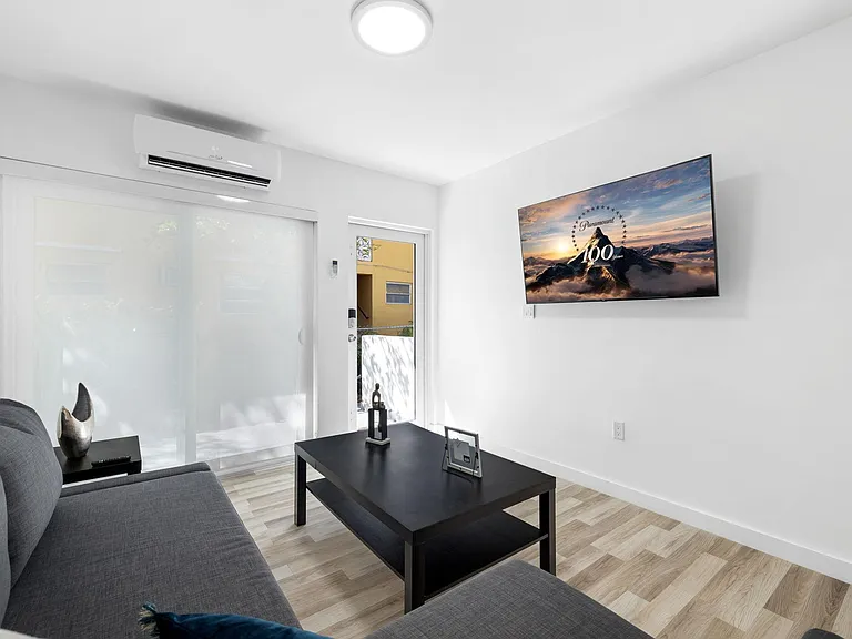 112 SW 11th Ave #1 — Photo 8