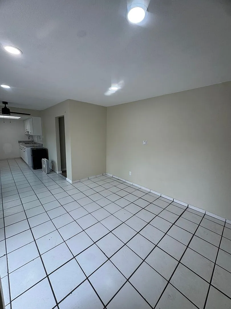 BG7033 — Photo 2