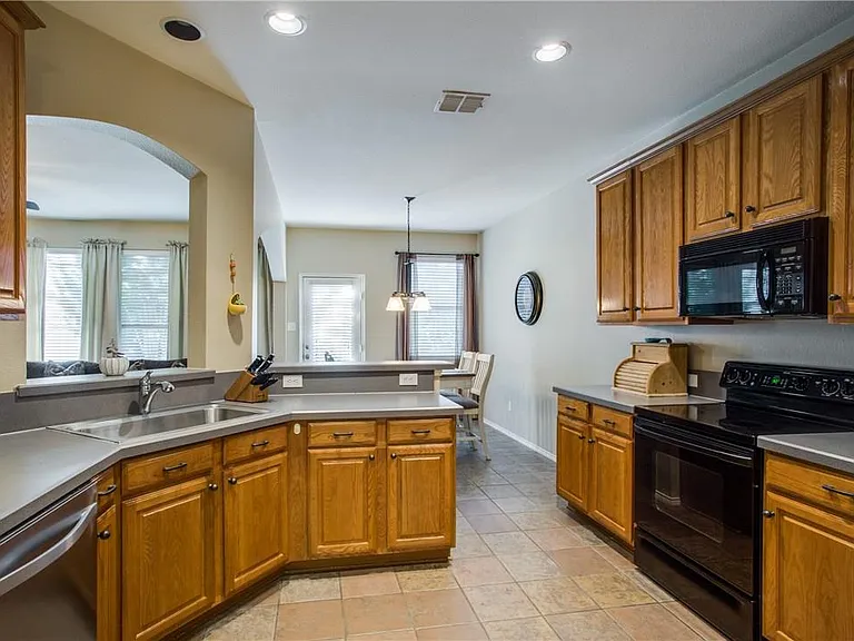 2808 Cypress Point Dr — Photo 7