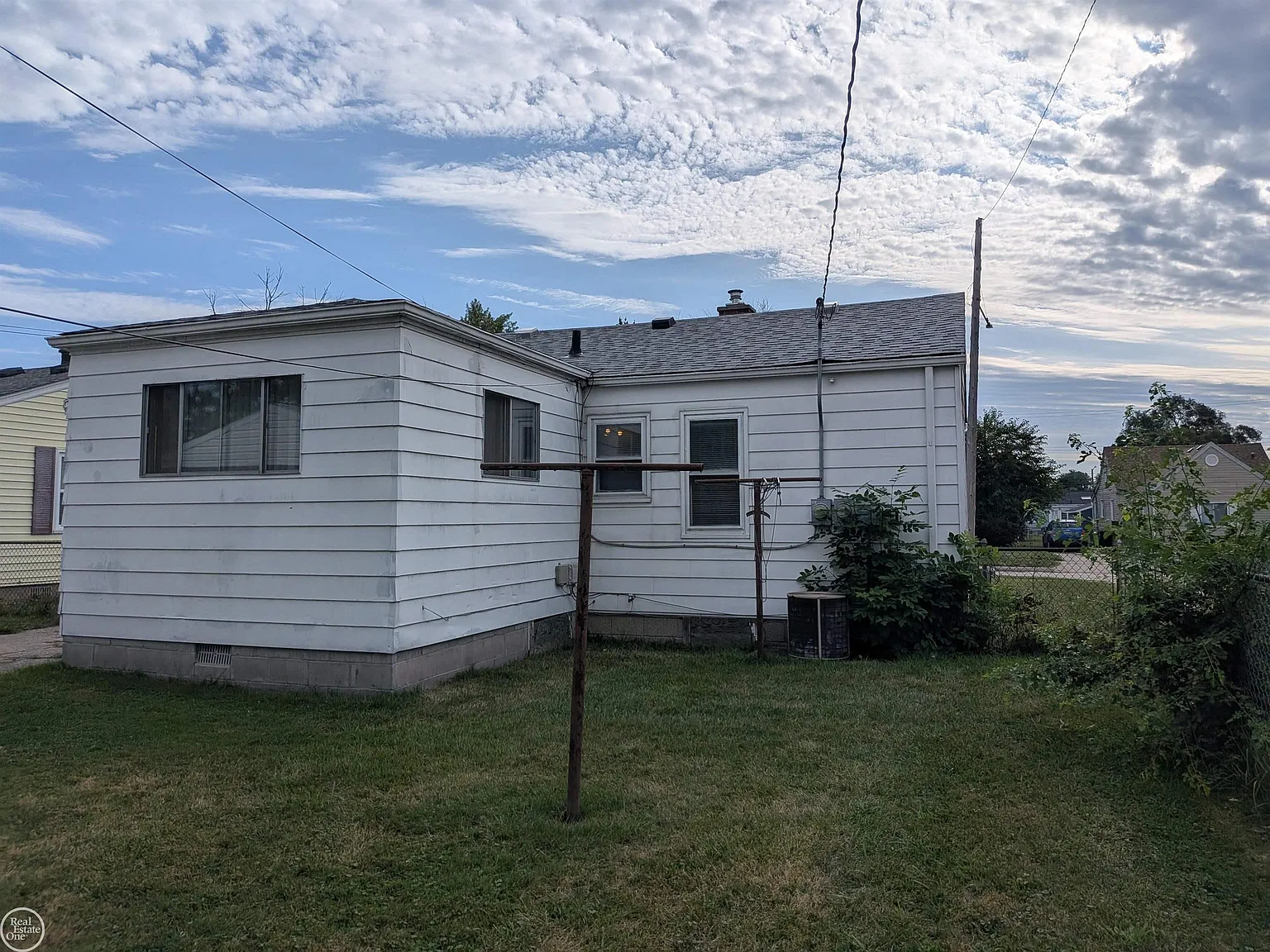 2 bed, 1.0 bath, 950 sqft, $1,300 — Photo 2