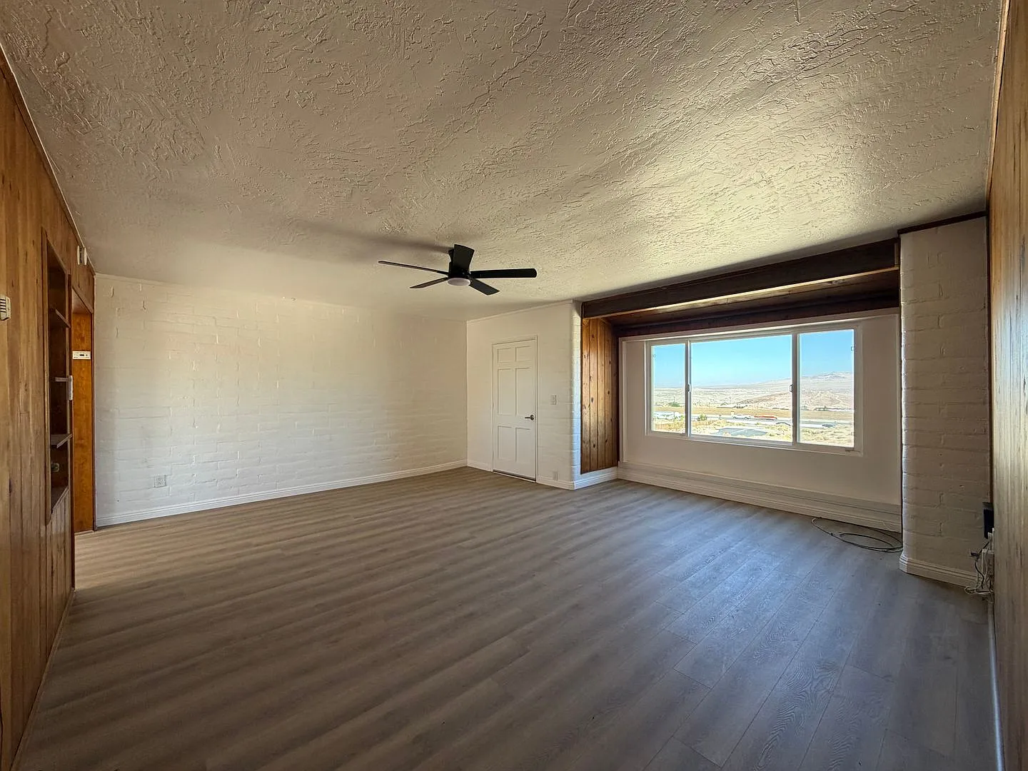 Newly Remodeled 2 Bedroom 1 Bathroom House with Beautiful View — Photo 3