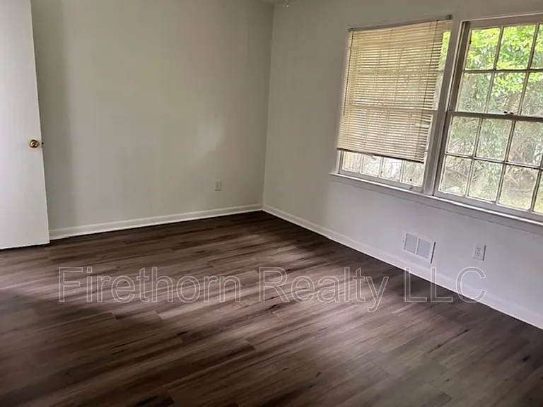 2418 Sumac Dr — Photo 8