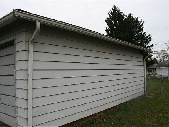 3rd image of 558 Woodland Ct
