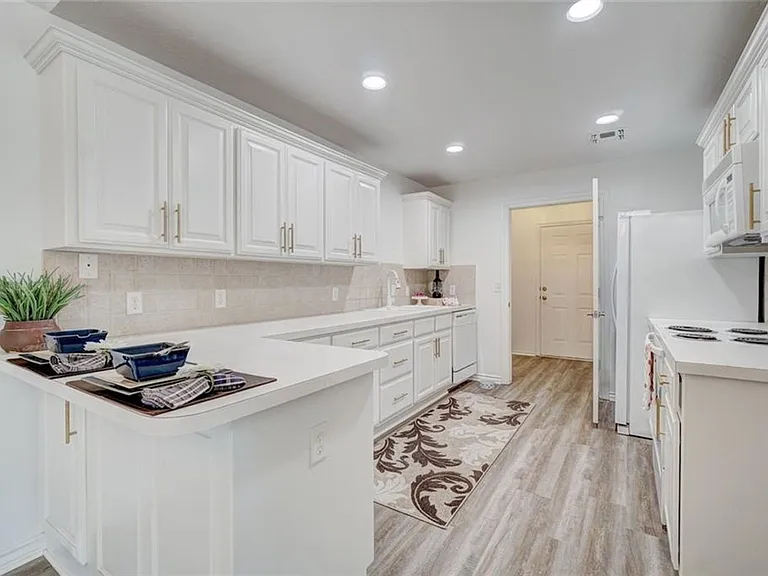 300 Glen Dr — Photo 3