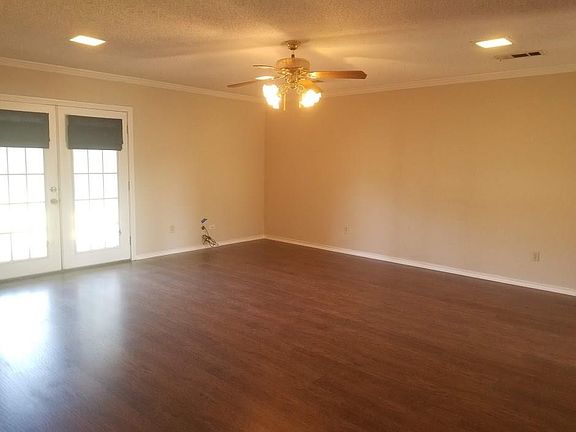 2nd image of 4023 Lynbrook Ln