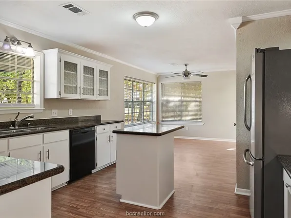 2242 Redwood Cir, Bryan, TX 77807