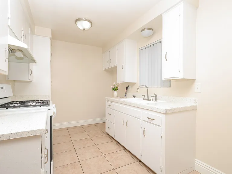 Silverwood Apartments (538,550,562) — Photo 1