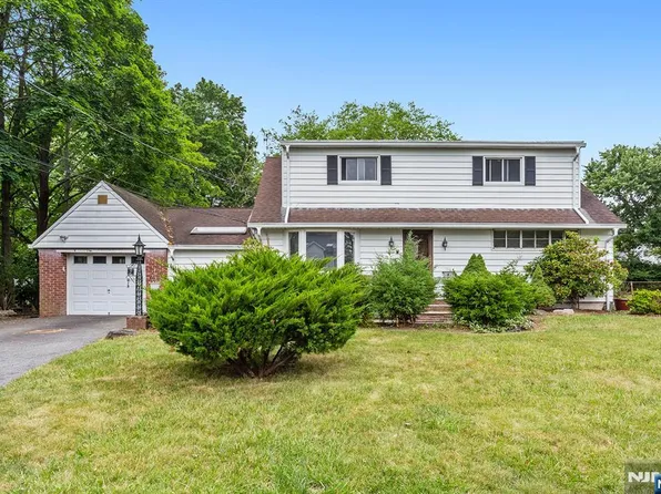 7 Burton Pl, Cresskill, NJ 07626