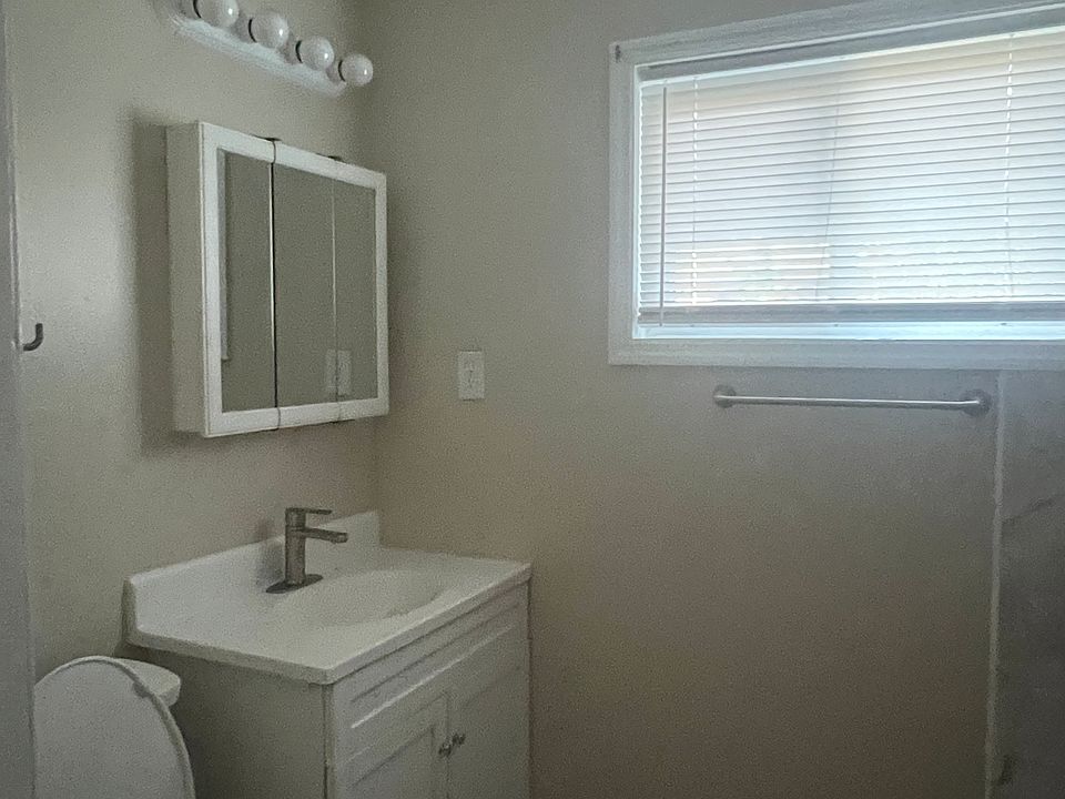 1st image of 1568 NE 10th St