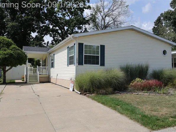 299 Dennis K Ct, White Lake, MI 48386