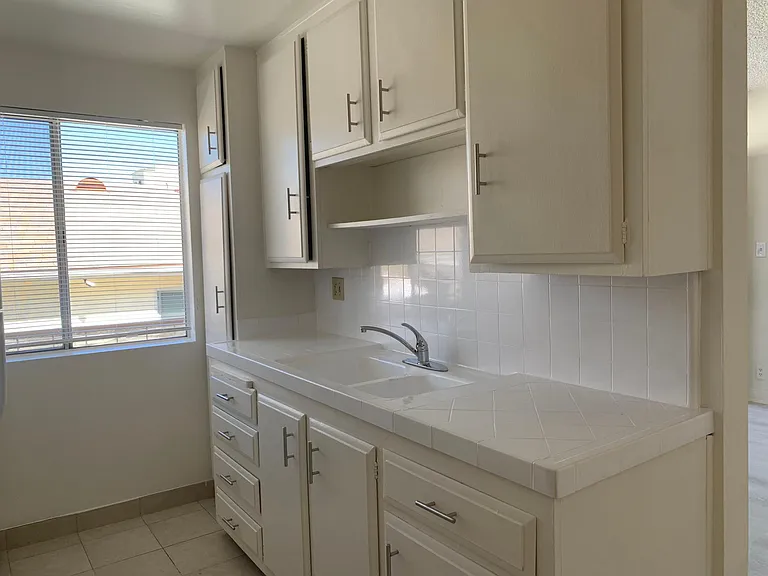 1123 S Sherbourne Dr #202 — Photo 8