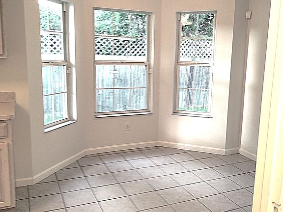 4th image of 1081 SW Jamestown Gln