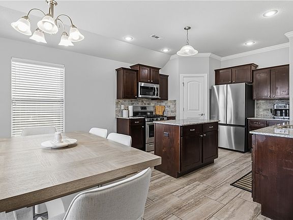 3rd image of 960 Silverthorn Dr