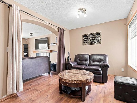 4th image of 610 S Saddlecreek Way NE