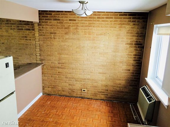 5th image of 6830 N Ozark Ave APT 2C