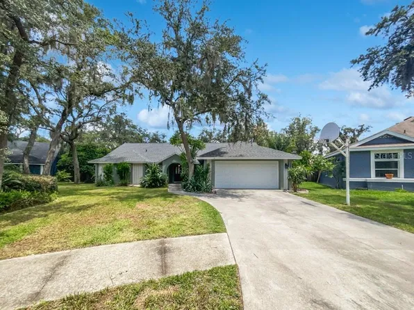 3211 Pine Club Dr, Plant City, FL 33566