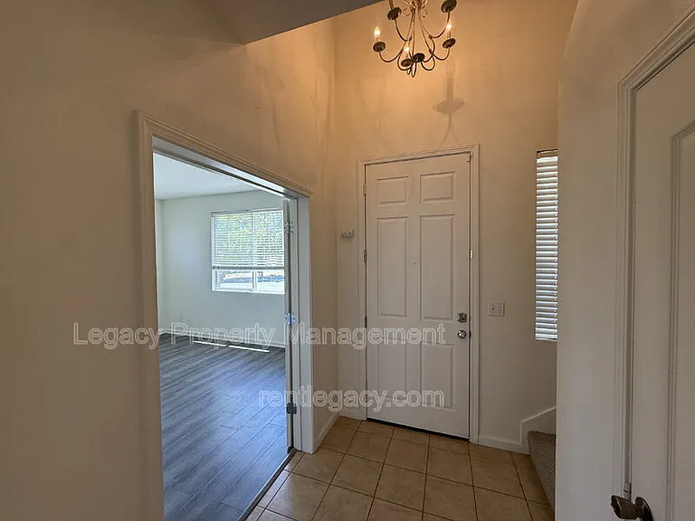 1552 Bailey Dr — Photo 2