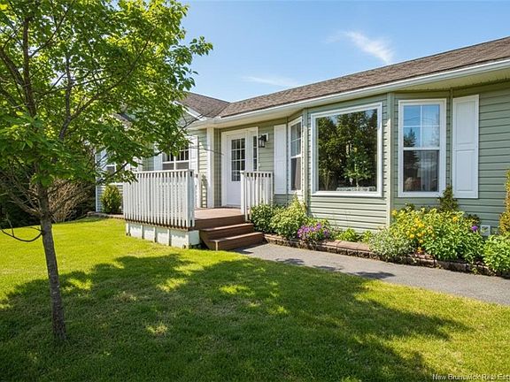 3rd image of 21 Emerald Lake Rd