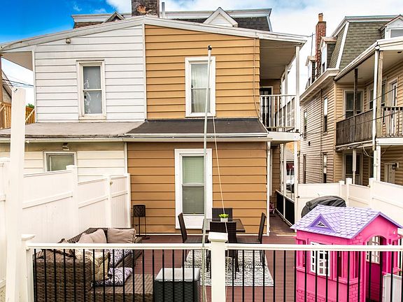 4th image of 2541 Walnut St