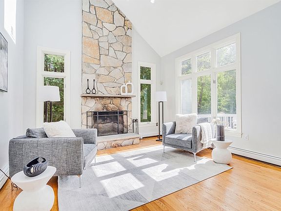 4th image of 153 Walpole St